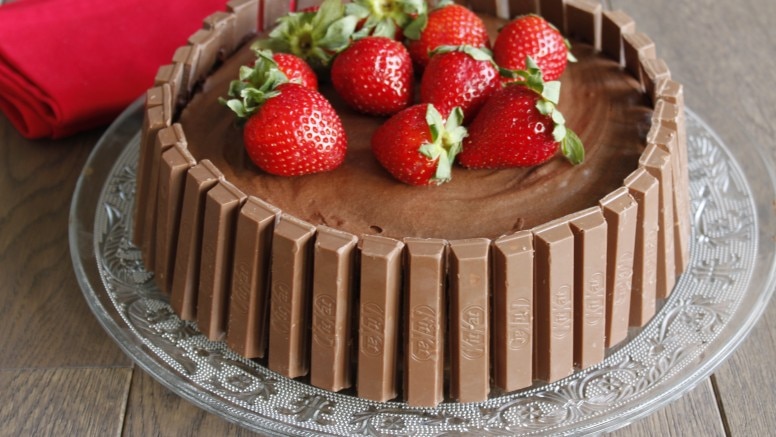 kitkat birthday cake 